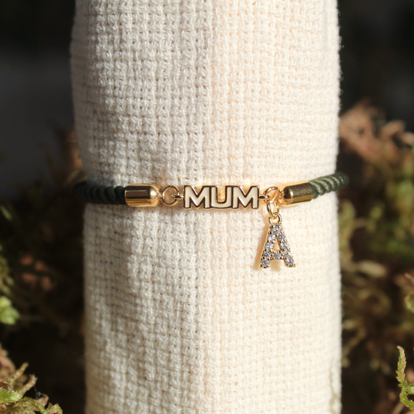 Bracelet pour maman doré sur corde kaki , lettre zirconium pour personnaliser. Bague pour resserrer taille. Bracelet personnalisable